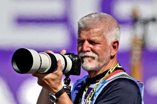 Proč měl Petr Pavel fotografickou akreditaci na formuli 1? Vysvětlení je překvapivě jednoduché